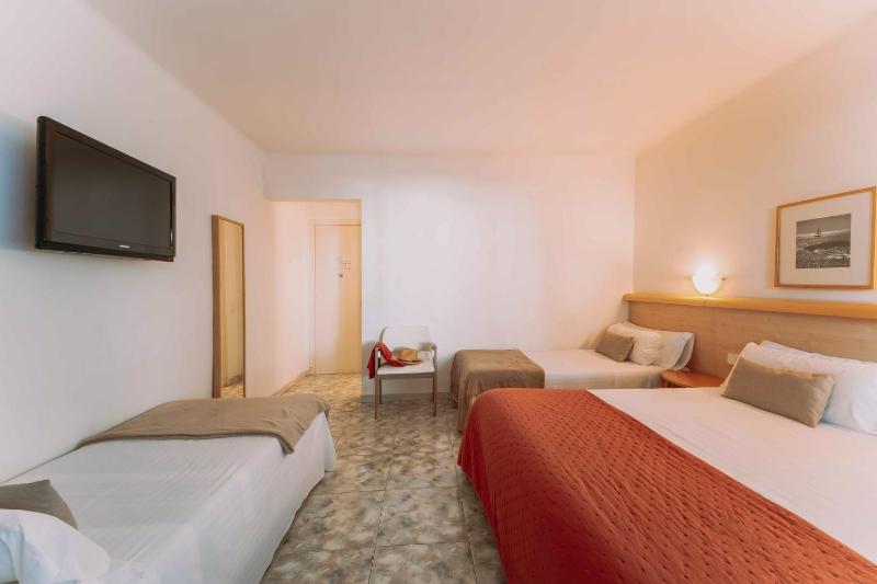 Quadruple Room with Balcony image 4