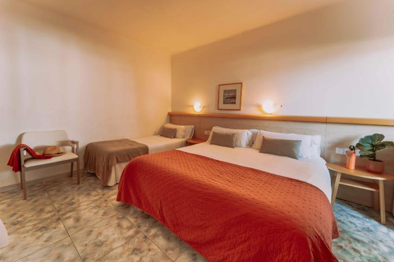 Quadruple Room with Balcony image 3
