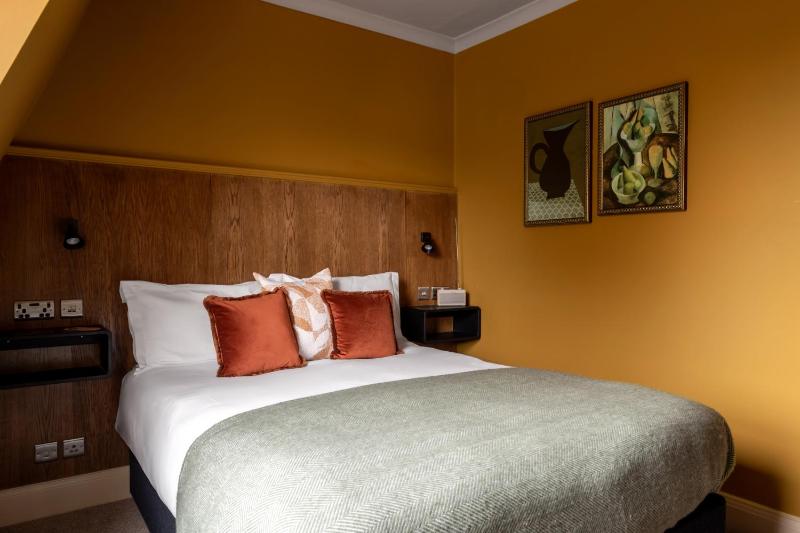 Small Double Room image 1