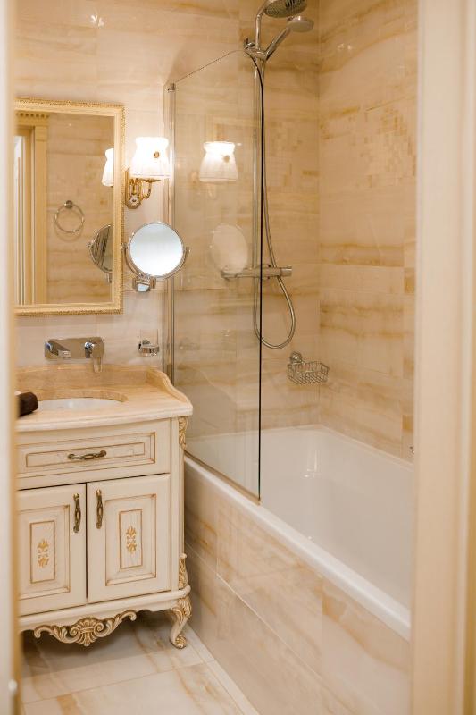 1 Bedroom Apartment with Kitchen, Balcony and Spa Access image 4