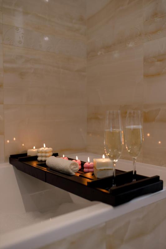 1 Bedroom Apartment with Kitchen, Balcony and Spa Access image 3