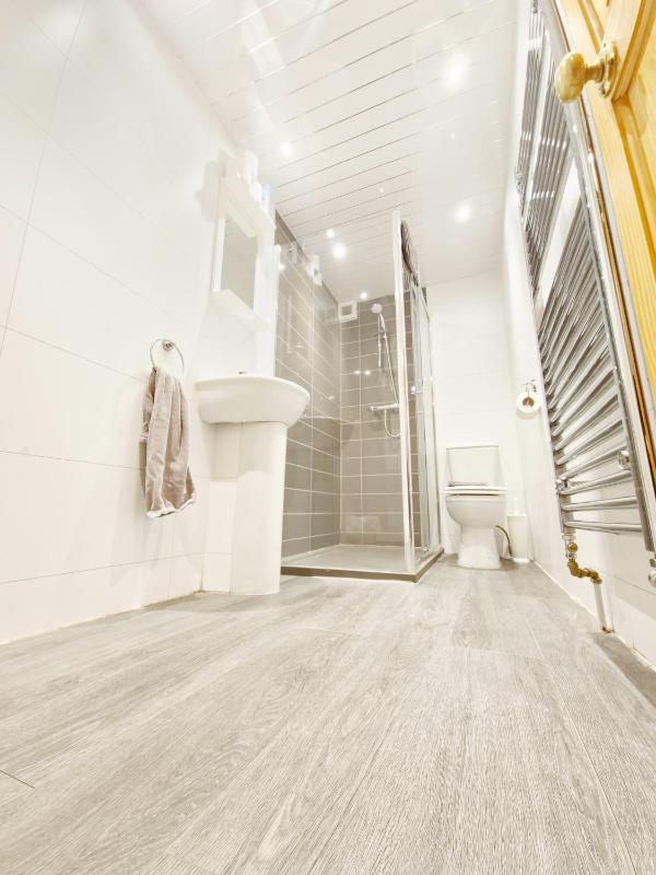 Double Room with Shared Bathroom image 3