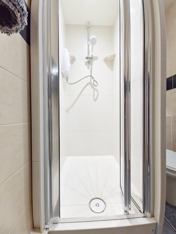 Quadruple Room with Shared Bathroom image 4