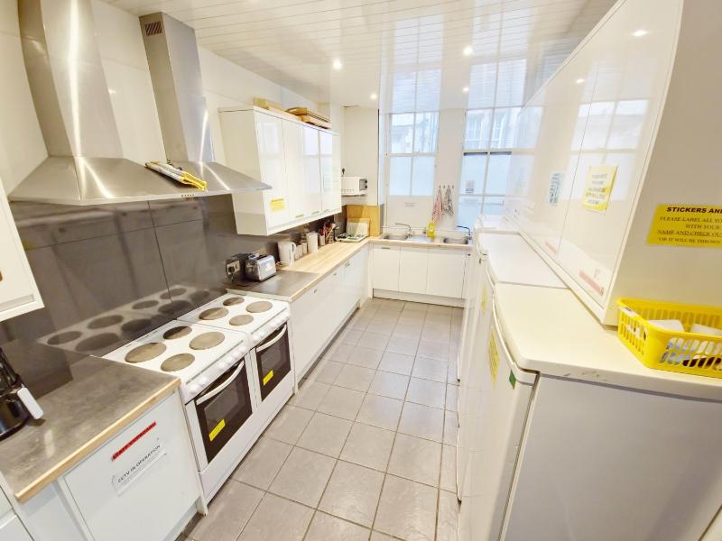 Twin Room with Bathroom image 2