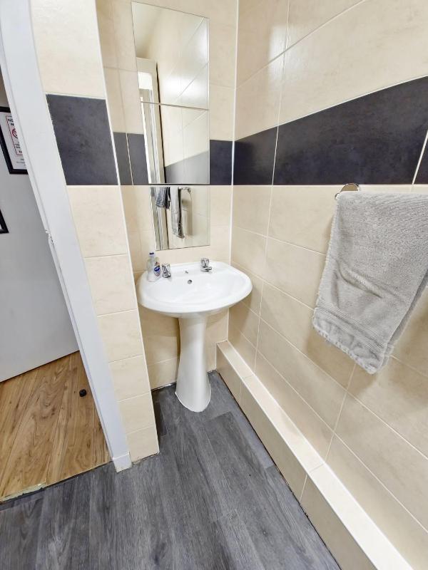 Twin Room with Bathroom image 4