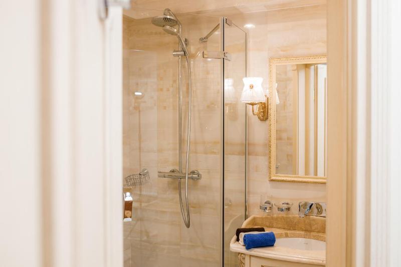 Deluxe Double with Balcony and Spa Access image 3