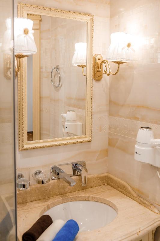Deluxe Double with Balcony and Spa Access image 2