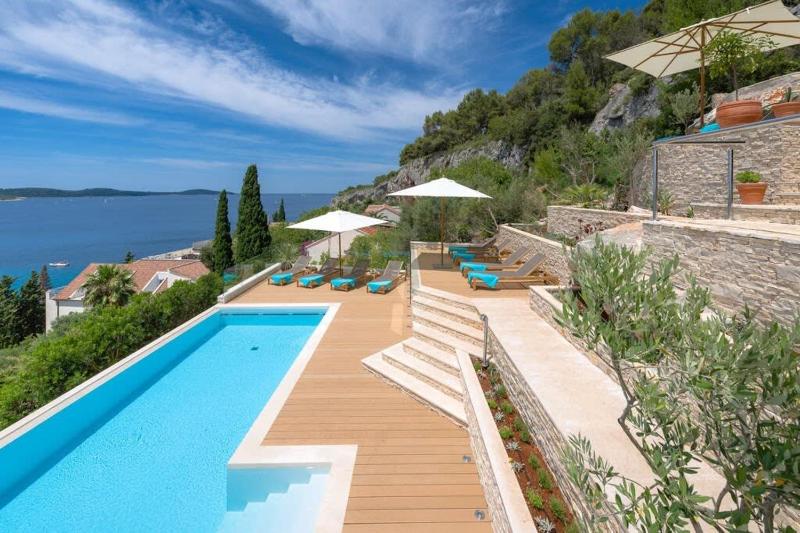 Majestic Tranquil Villa with Stunning Panoramic View - image 1
