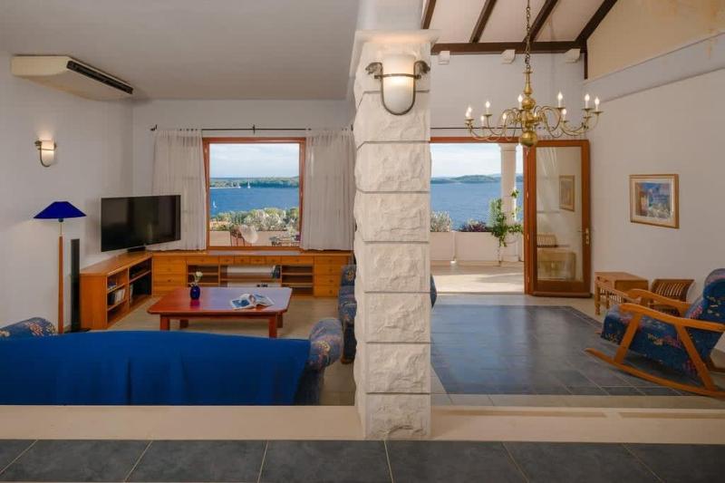 Majestic Tranquil Villa with Stunning Panoramic View - image 19