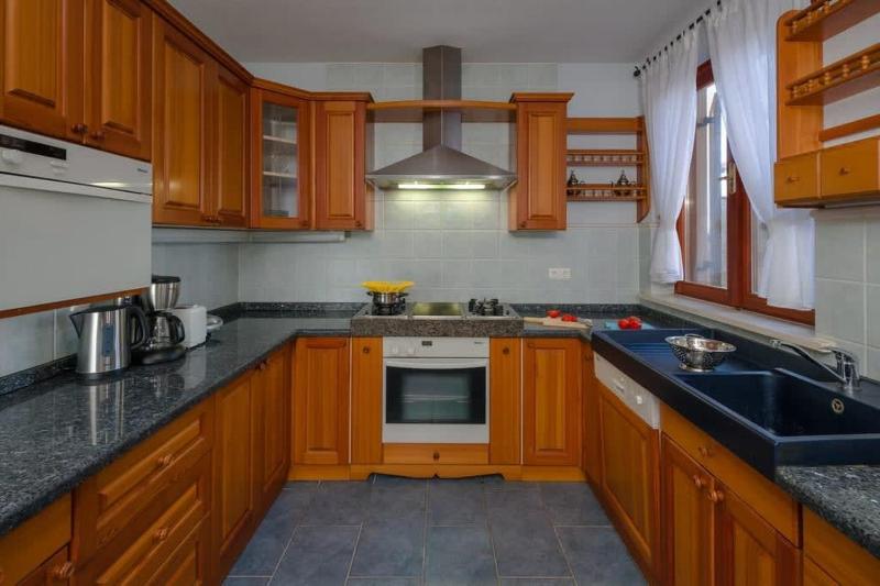 Majestic Tranquil Villa with Stunning Panoramic View - image 16