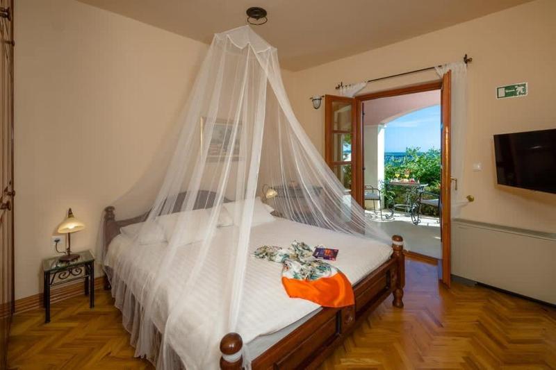 Majestic Tranquil Villa with Stunning Panoramic View - image 11