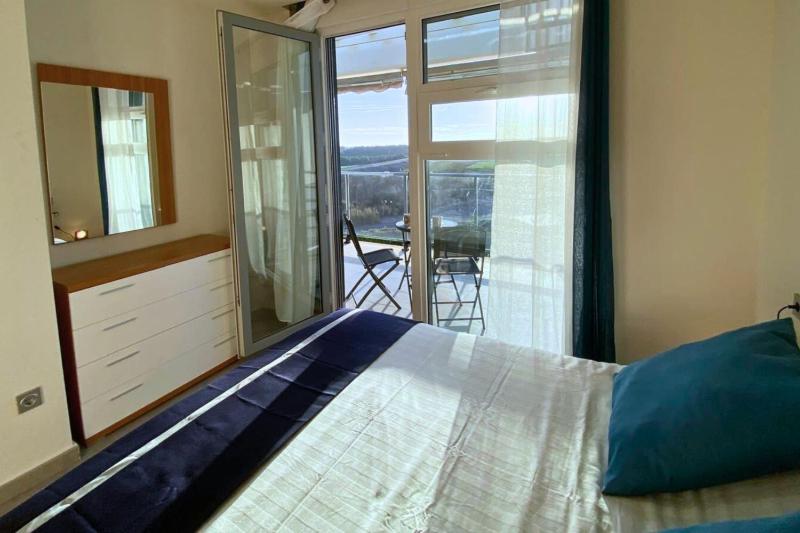 Modern flat with swimming pool terrace and equipped solarium - image 23