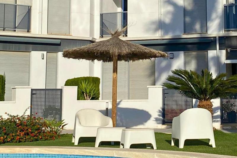 Modern flat with swimming pool terrace and equipped solarium - image 11