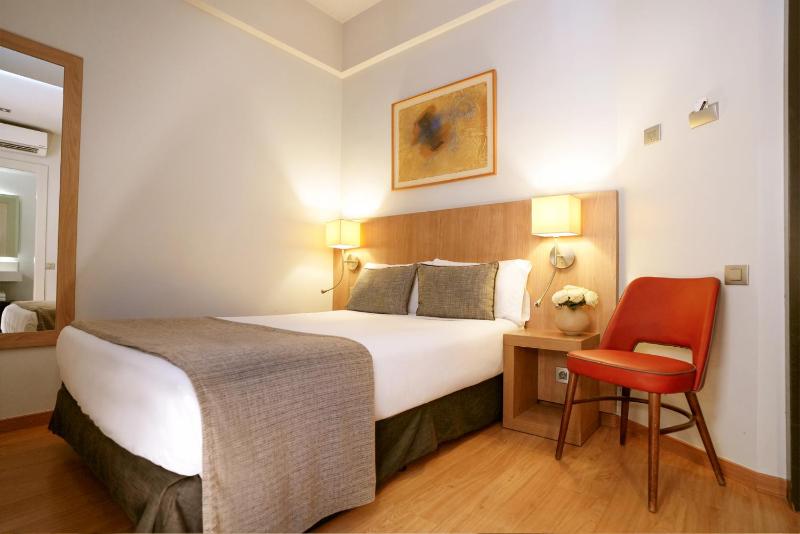 Small Double Room image 3