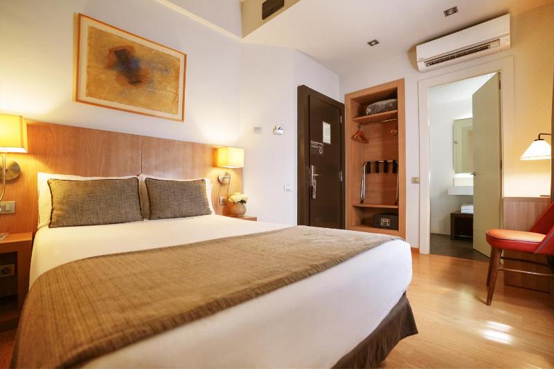 Small Double Room image 4