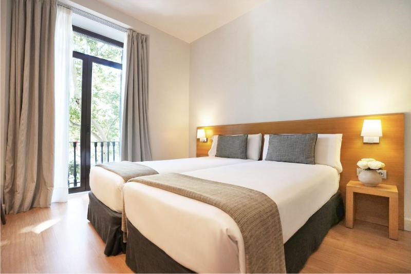 Twin Room with Ramblas view image 4