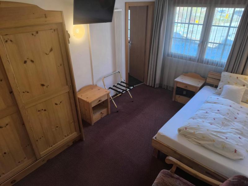 Single Room with Bath image 4