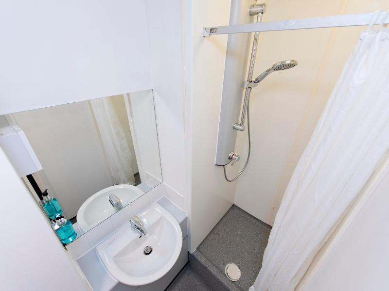 Twin Room image 4