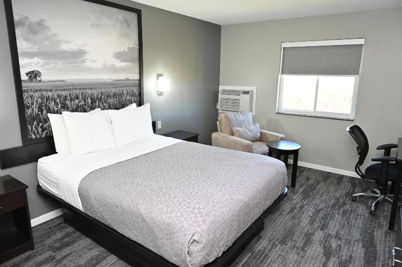 Queen Room with Bathtub and Grab Bars - Mobility/Hearing Access - Non-Smoking image 4