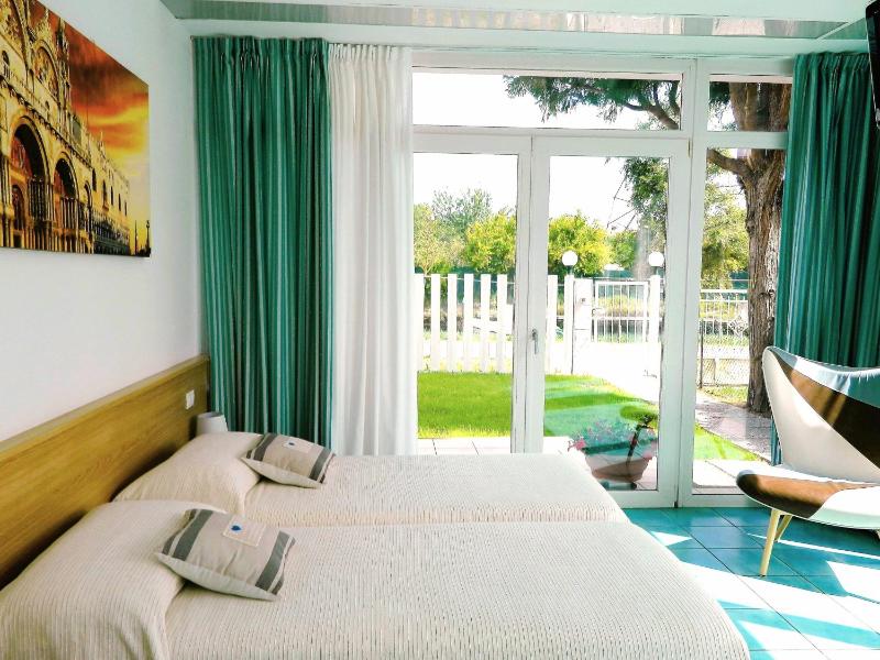 Double or Twin Room with Garden View image 3