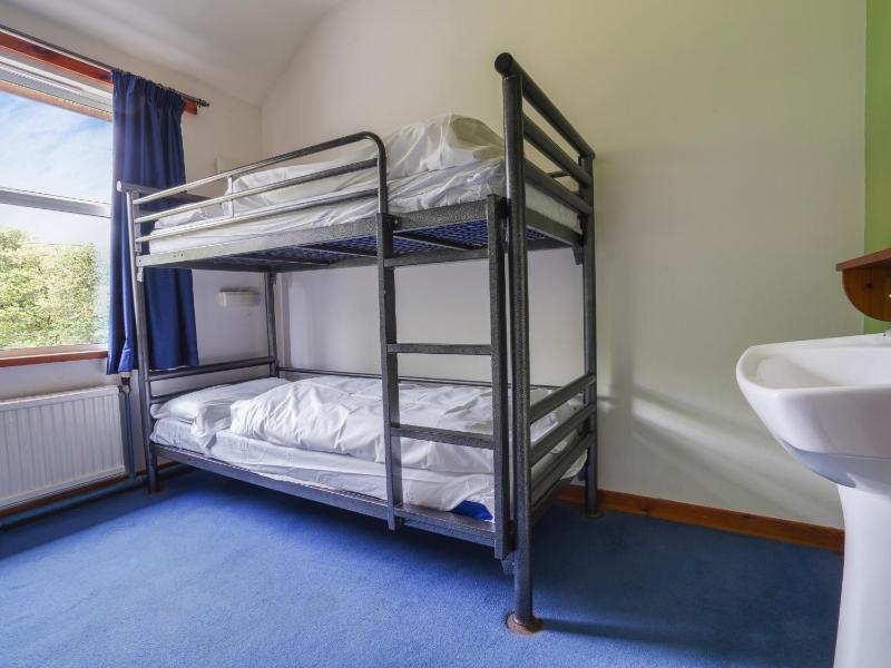Twin Room with Shared Bathroom image 3