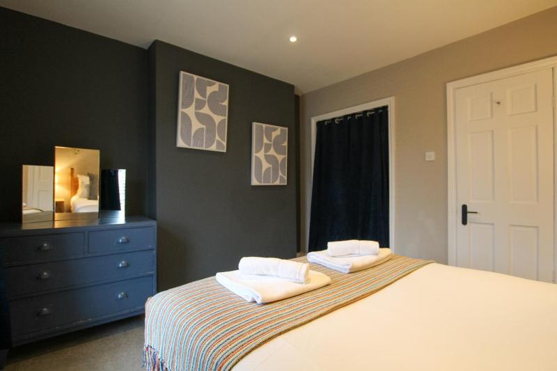 Cosy Chester Cottage with Garden by Rework Accommodation - image 5