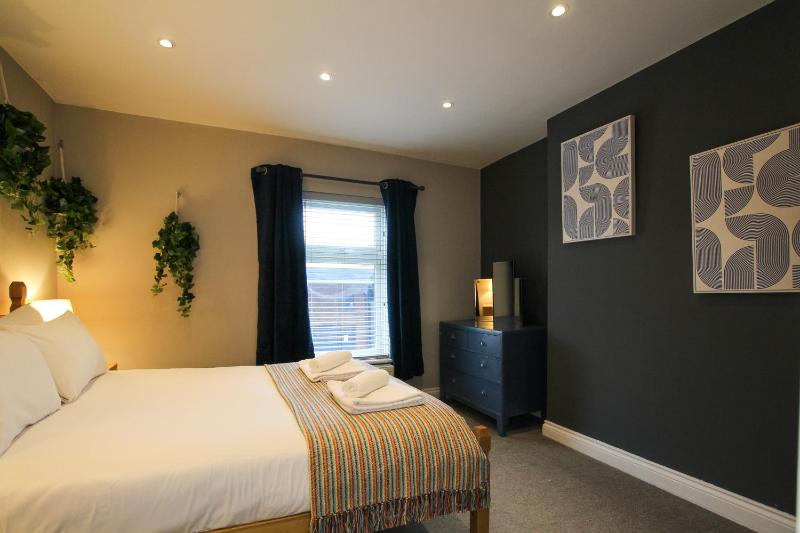 Cosy Chester Cottage with Garden by Rework Accommodation - image 7