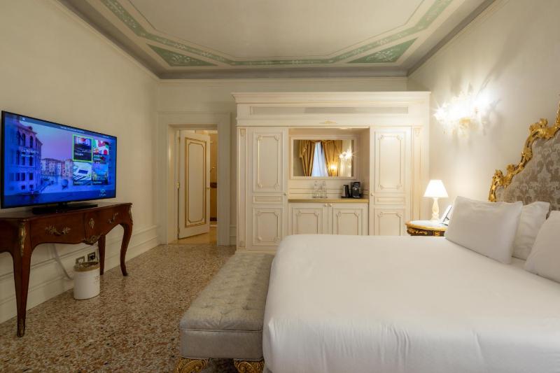 Deluxe Suite image 3