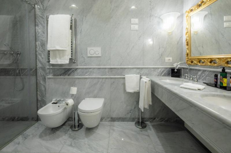 Superior King Room with Canal View image 4