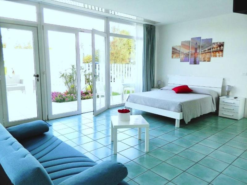 Double Room with Garden View image 1