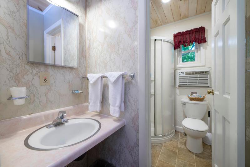 Standard Queen Room image 2