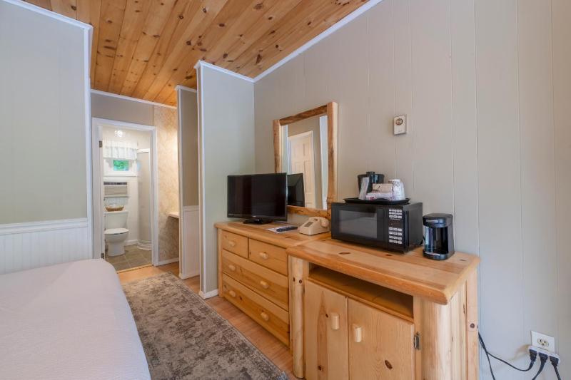 Standard Queen Room image 3