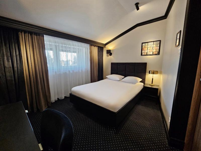 Small Double Room image 3