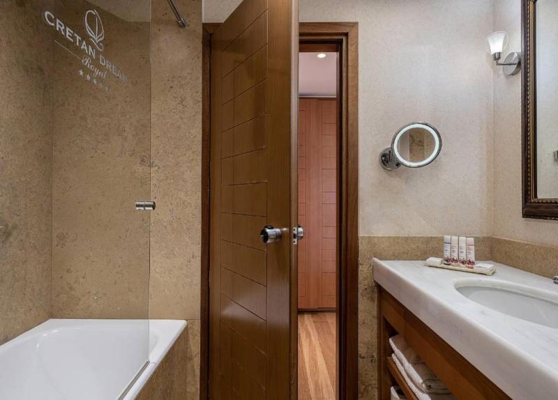 Honeymoon Suite with Outdoor Hot Tub image 3