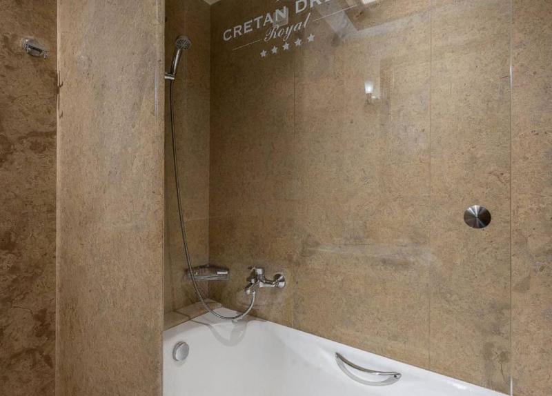 Honeymoon Suite with Outdoor Hot Tub image 2