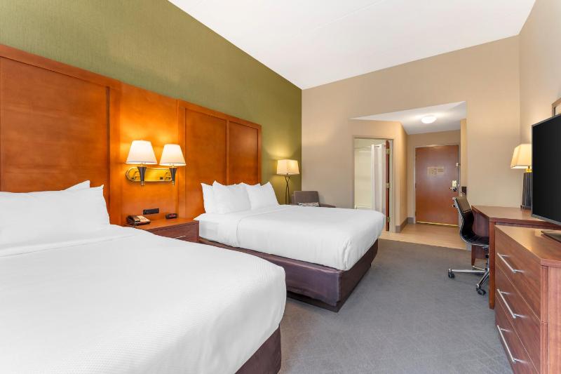 Queen Room with Two Queen Beds - Non-Smoking image 4