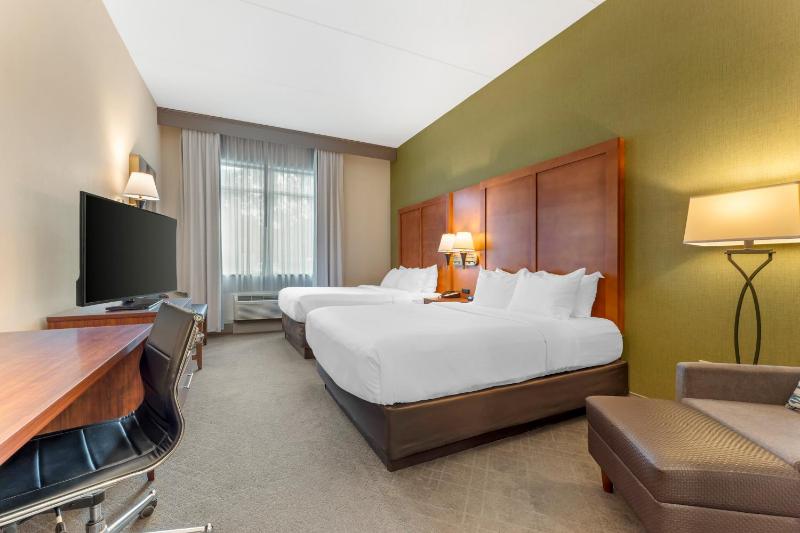 Queen Room with Two Queen Beds - Non-Smoking image 3