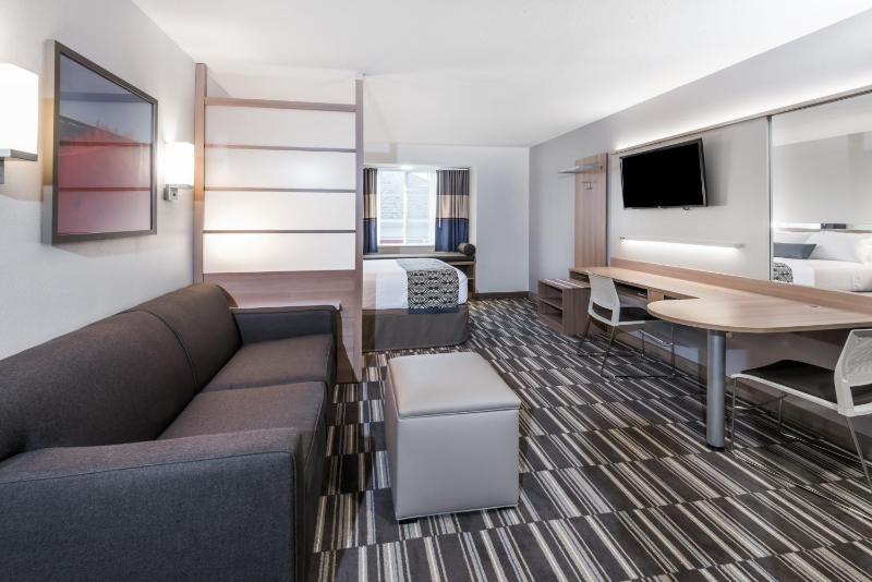 Queen Suite - Non-Smoking image 1