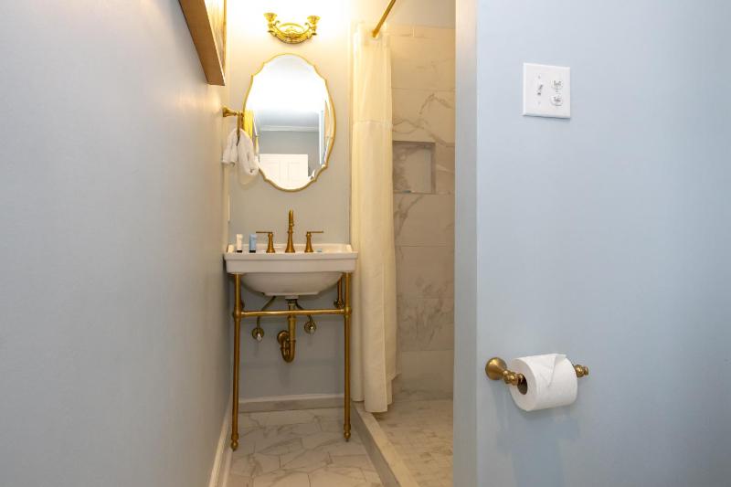 R. Bruce Room - Luxury Main House King image 4