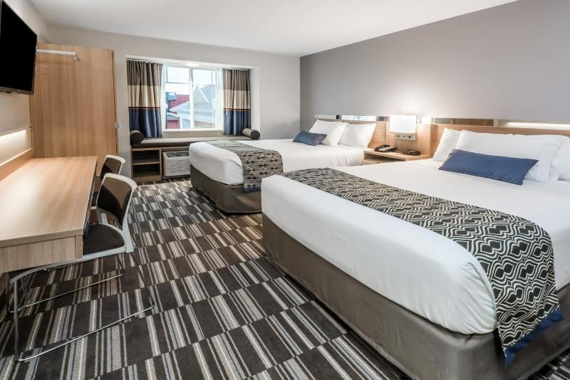 Queen Room with Two Queen Beds - Non-Smoking image 3