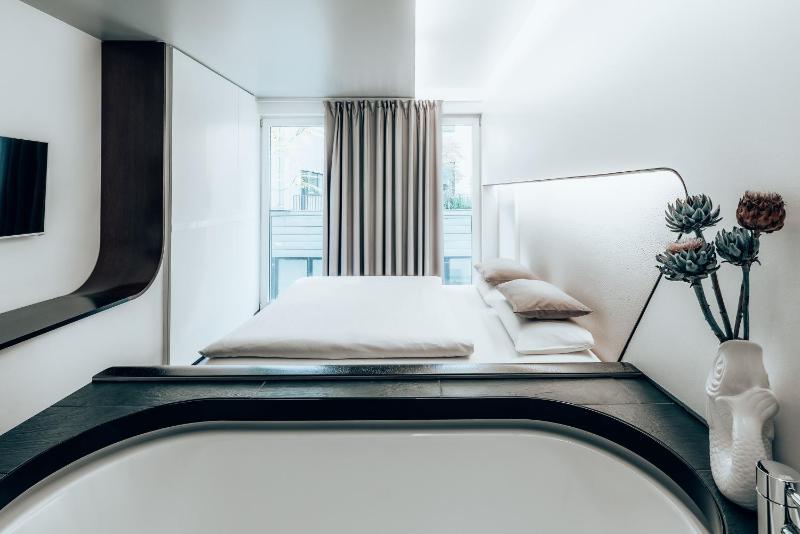 Double Room with Bath image 4