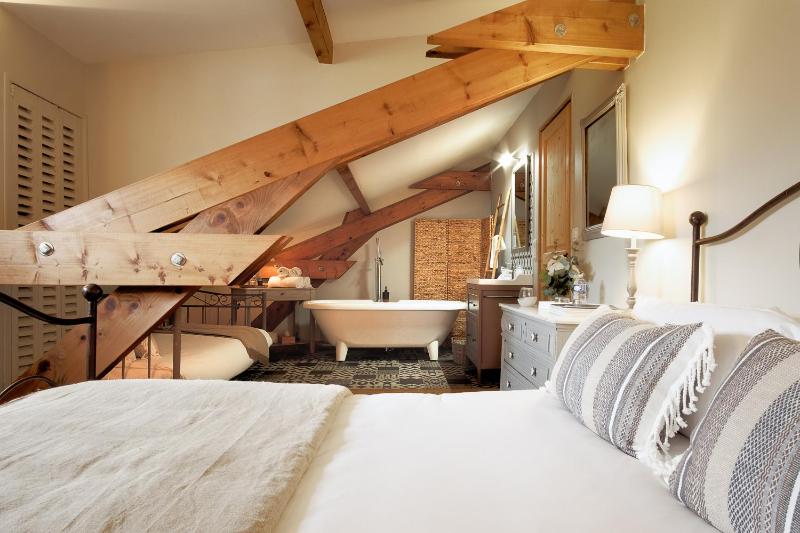 Deluxe Family Suite image 4