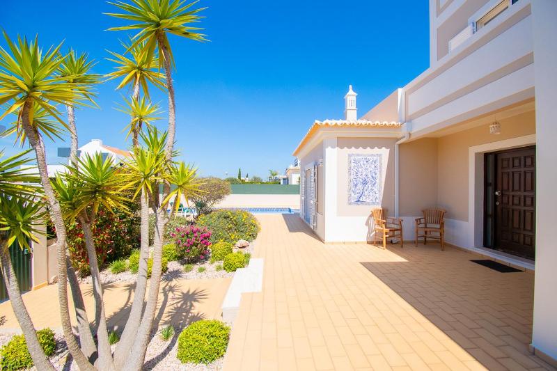 Villa Perola - Stunning 3-Bedroom Villa - image 6