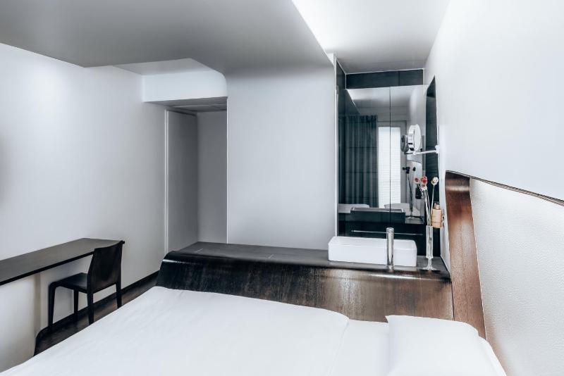 Double Room with Shower image 4