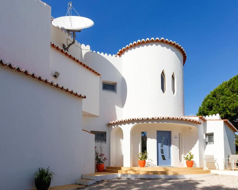 66 ADM Clara - Beautifully Renovated Villa - image 3
