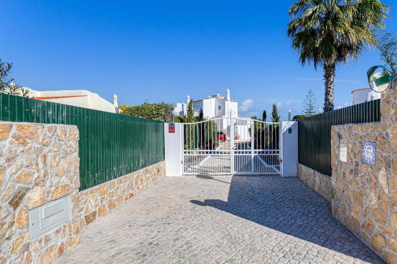 66 ADM Clara - Beautifully Renovated Villa - image 4