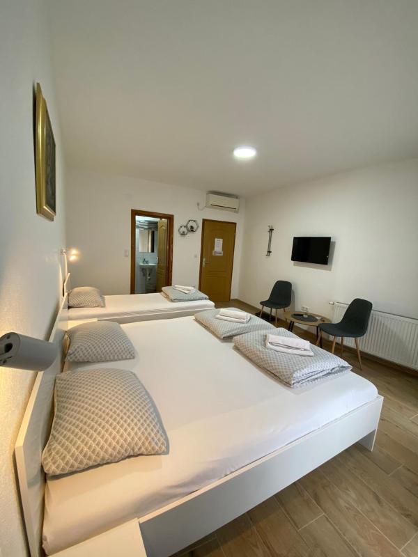 Triple Room with Private Bathroom image 3