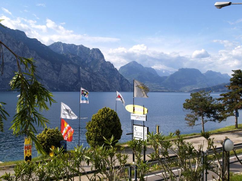 Double Room With Balcony and Partial Lake View image 4