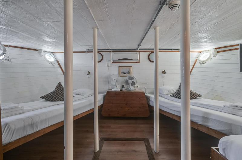 Forward Cabin image 1