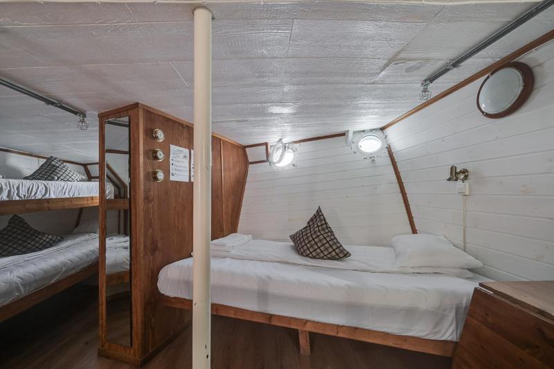 Forward Cabin image 3
